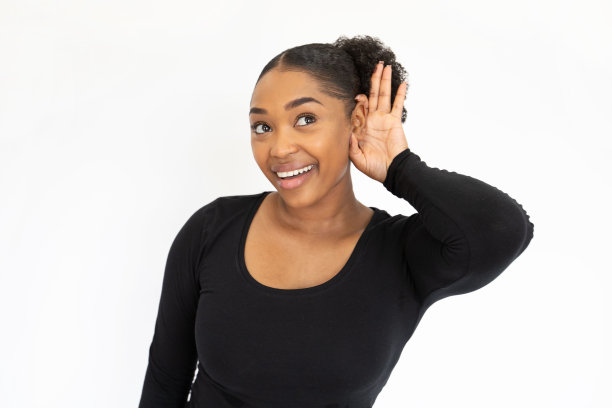 一个快乐的年轻女人听着谣言的画像图片下载