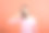 一个女孩在演播室的红色背景下做着电话手势。图片下载