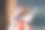 女人看着镜子的特写图片下载