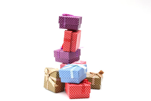白色背景上孤立的一堆礼品盒。图片下载