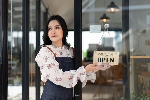 亚洲女咖啡师咖啡馆老板的肖像。中小企业创业者卖家经营理念图片下载