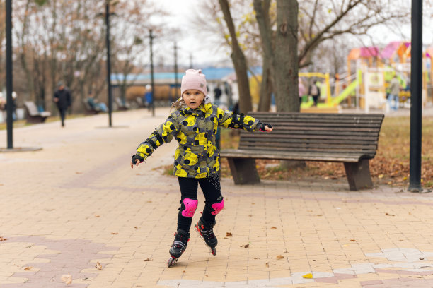 学滑旱冰的可爱小女孩图片下载