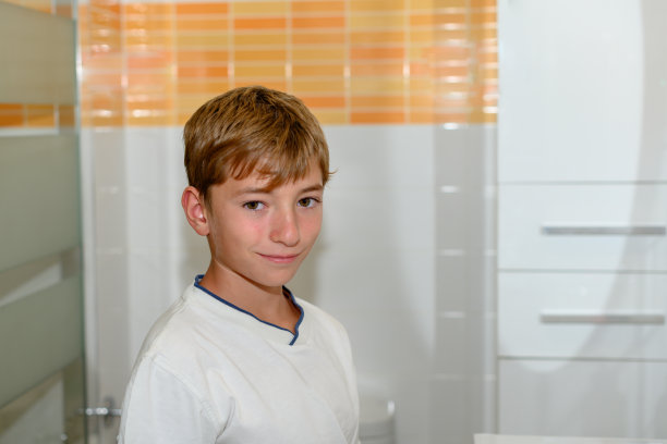 在厕所里对着相机微笑的未成年人肖像图片下载