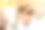 青春期前的孩子严肃地看着浴室镜子里布满粉刺的红脸图片下载