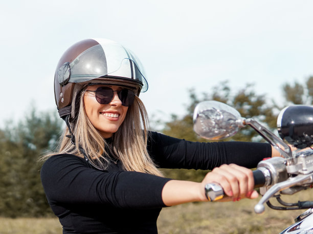 女子准备骑摩托车图片下载