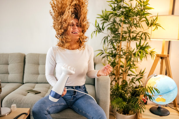 女人在吹干头发图片下载