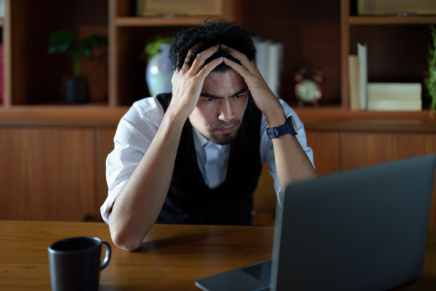 一个亚洲人对电脑工作感到厌烦的画像图片下载