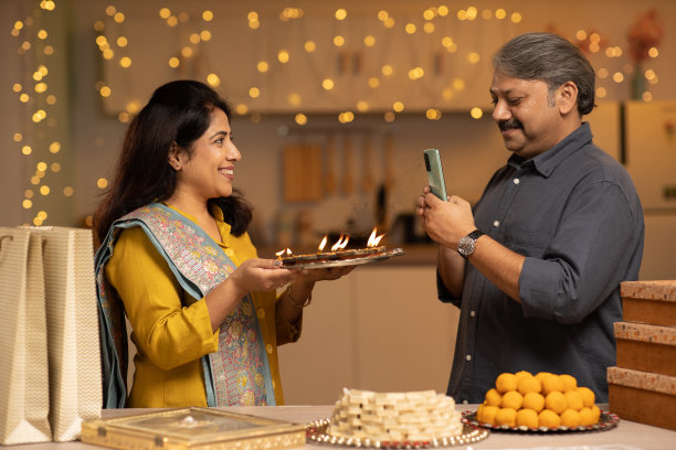 成熟的夫妇排灯节庆祝，库存照片图片下载