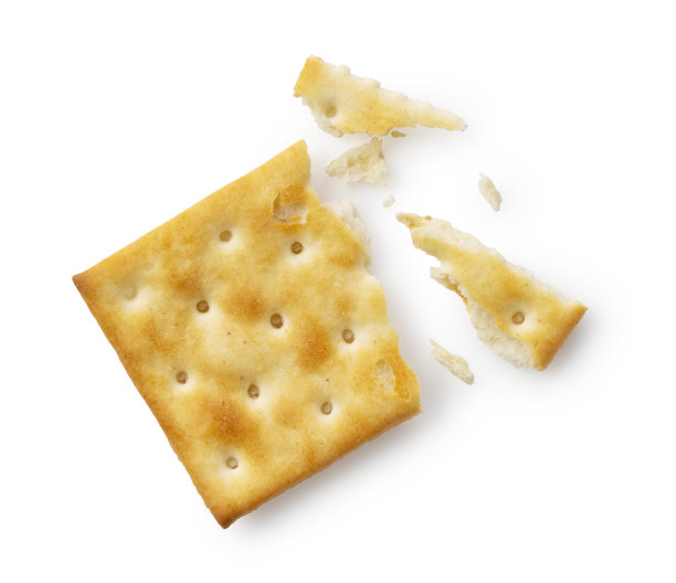 把碎饼干放在白色背景上。图片下载