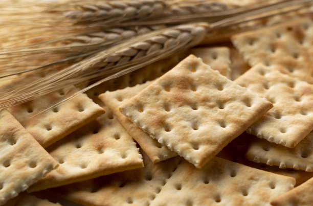 屏幕上放着饼干和麦穗。图片下载