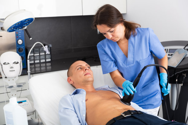 一名男子接受超声波手术来塑形图片下载