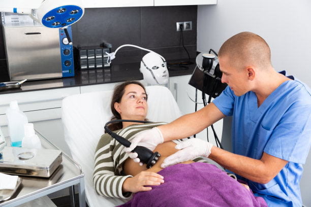 一名妇女接受超声手术来塑形图片下载