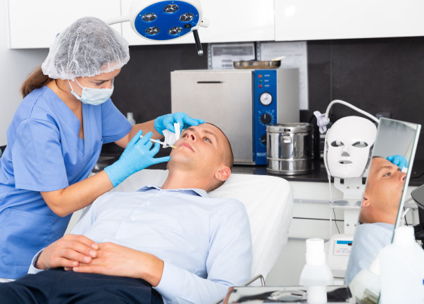 男子在诊所接受面部美容注射图片下载