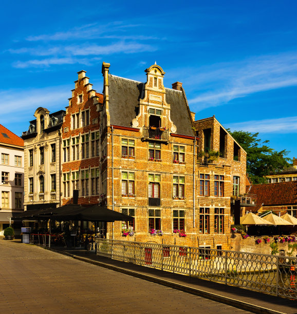 格拉斯雷码头和Leie河在根特历史名城中心的景色图片下载