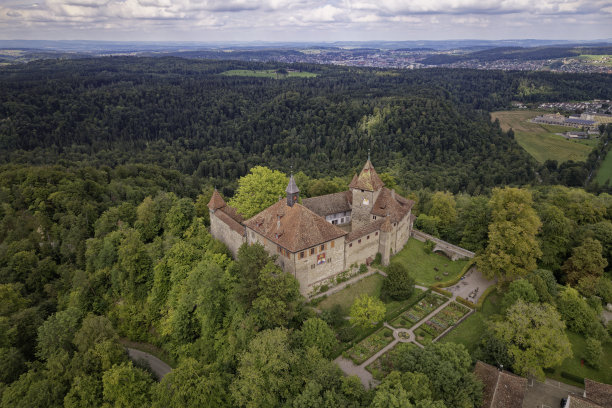 鸟瞰Kyburg村和城堡，广州Zürich，和一个阳光明媚的夏末的风景。图片下载