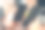 男子使用移动智能手机。商务人士在办公桌前使用手机。图片下载