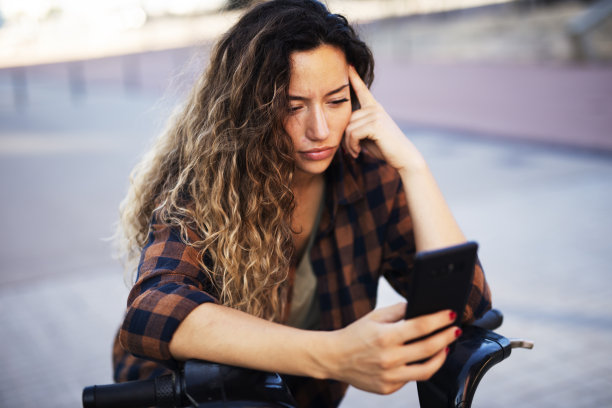 美丽的女孩在城市里骑自行车图片下载