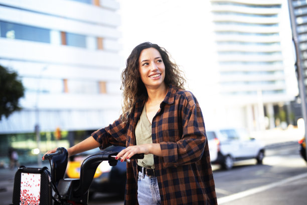 美丽的女孩在城市里骑自行车图片下载