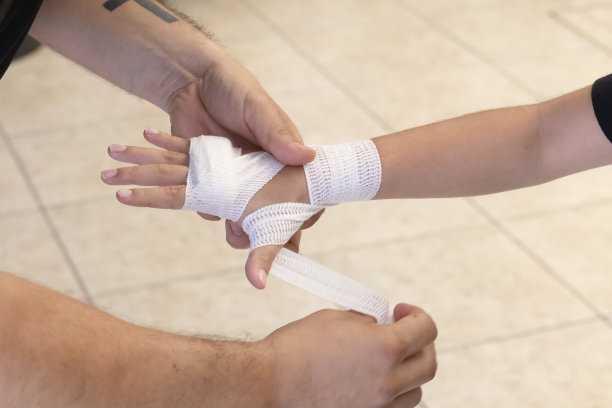 教练为孩子包扎拳击训练图片下载