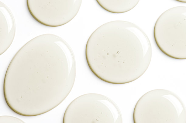 滴在白色背景上的保湿凝胶或精华液。用于皮肤护理的化妆品图片下载