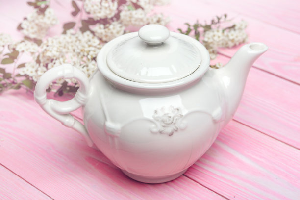 木制桌子上的白色陶瓷茶壶图片下载