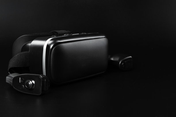 VR虚拟现实眼镜放在黑色的桌子上。图片下载
