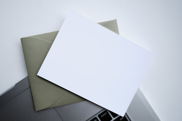 浅色背景的纸质信封。新邮件，写一条消息。发送和接收邮件。邮政递送服务。空信封，空空间。与人沟通，文书工作。信封特写图片下载