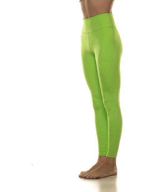 运动绿色打底裤上苗条漂亮的裸露的腿在白色的背景。侧视图图片下载