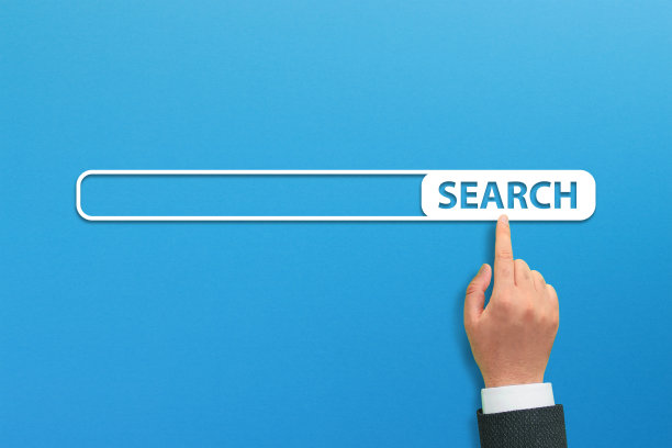 商人在电脑触摸屏上点击互联网搜索页面图片下载