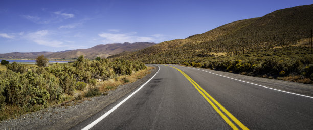 华修湖州立公园东湖大道上的秋季乡村道路景观图片下载