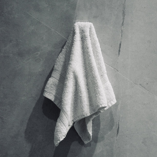 毛巾挂在浴室的墙上图片下载