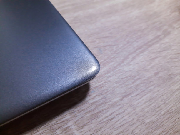 桌上笔记本电脑的一角图片下载