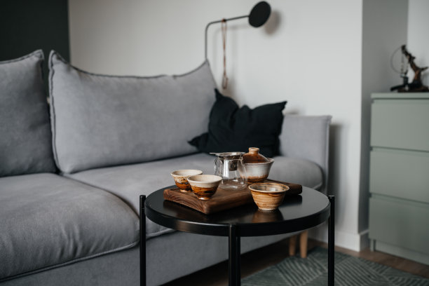 茶道站在空房间的桌子上。图片下载