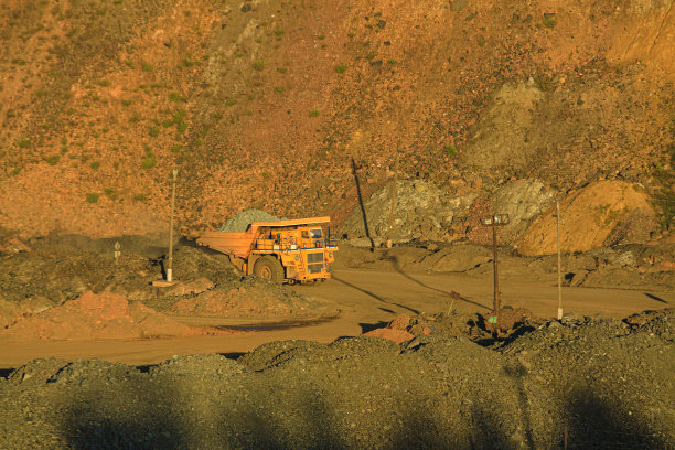 用于运输采石场岩体的大型黄色采石场自卸卡车。图片下载