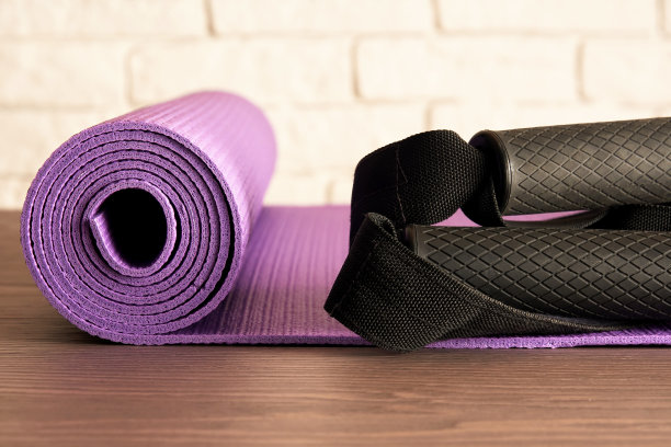 现代健身房地板上的健身垫、把手和绳子图片下载