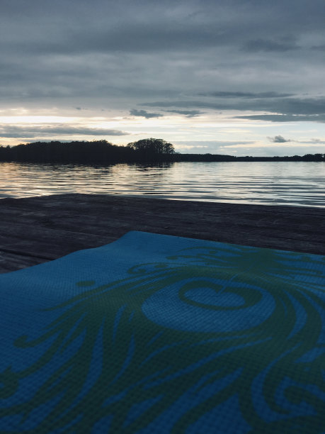 河边的瑜伽垫图片下载