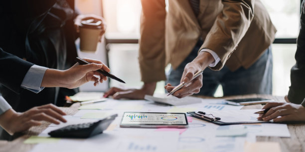 业务团队合作，团队讨论工作，分析财务数据和市场增长报告图表，展示和头脑风暴，以实现公司的战略规划盈利。图片下载