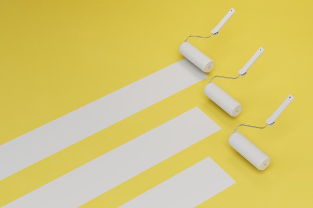 用白色油漆粉刷墙壁的滚筒在黄色背景上留下白色条纹。复制粘贴。三维渲染图片下载