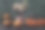 各种各样的万圣节款待——蝙蝠形状的明亮蛋糕，南瓜形状的慕斯蛋糕，巧克力骷髅和怪物蛋糕图片下载