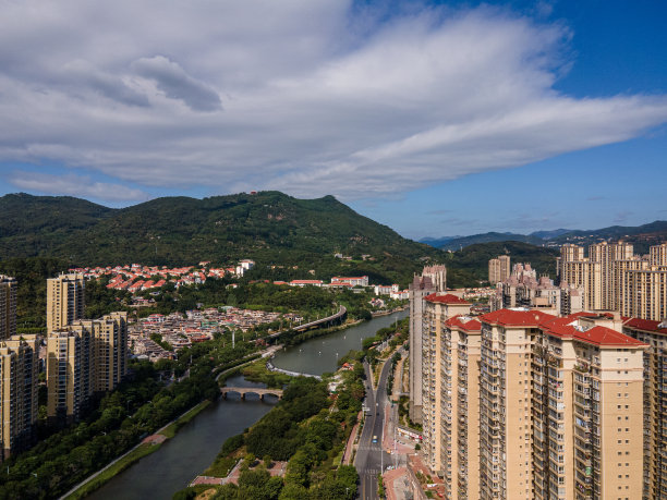 一个宜居的现代城市鸟瞰图图片下载