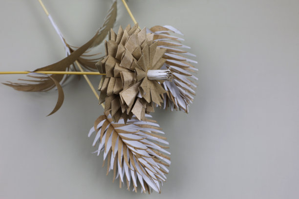 灰色背景上用再生纸制成的花图片下载