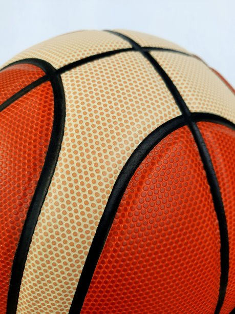 封闭篮球-白色背景。图片下载