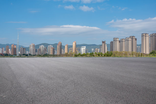 沥青路边的城市天际线图片下载