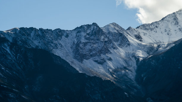 湛蓝的天空下，令人惊叹的雪山山峰图片下载