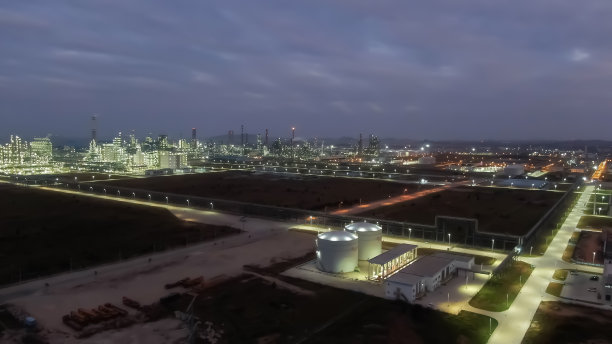 夜间炼油厂图片下载