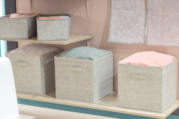 组织国内存储。家庭空间的组织。衣帽间的物品存放在架子上的纺织篮子和盒子里图片下载