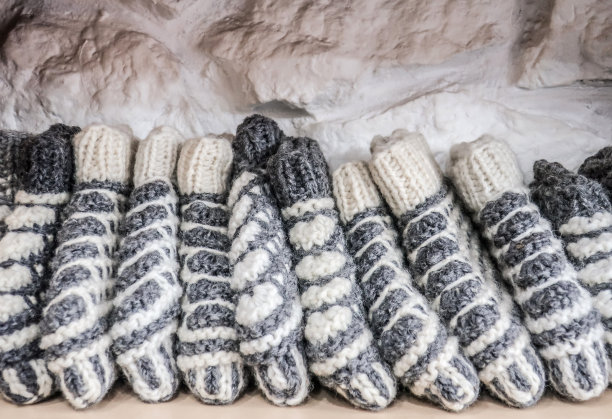 波斯尼亚和黑塞哥维那萨拉热窝的巴基亚贾老城出售传统手工毛料服装图片下载