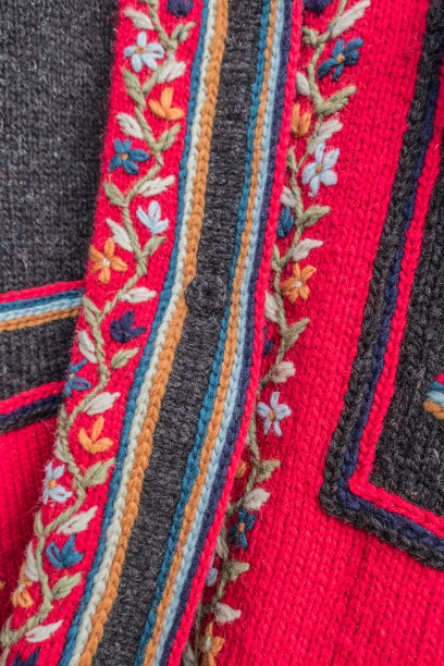 传统手工羊毛针织套头衫在塞尔维亚的旧村庄图片下载