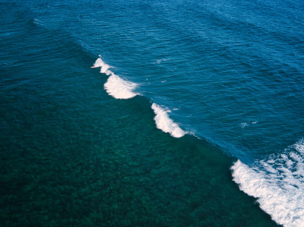 波多黎各的深蓝色海浪从阿瓜迪拉冲浪者海滩图片下载