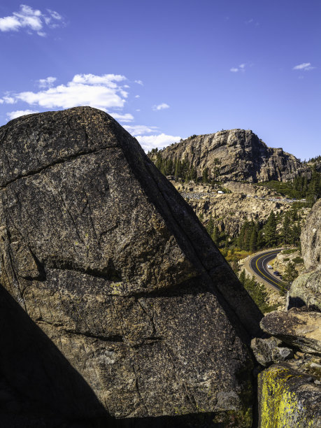 秋天的风景在多纳山顶的岩石山图片下载